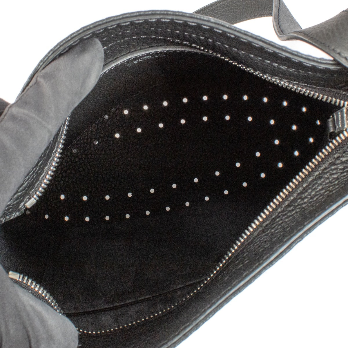 Shop safe online at Labellov in Antwerp, Brussels and Knokke this 100% authentic second hand Delvaux Black Pin Daily Surpiqué Crossbody. Veilig online tweedehands authentiek Delvaux Black Pin Daily Surpiqué Crossbody bij Labellov.