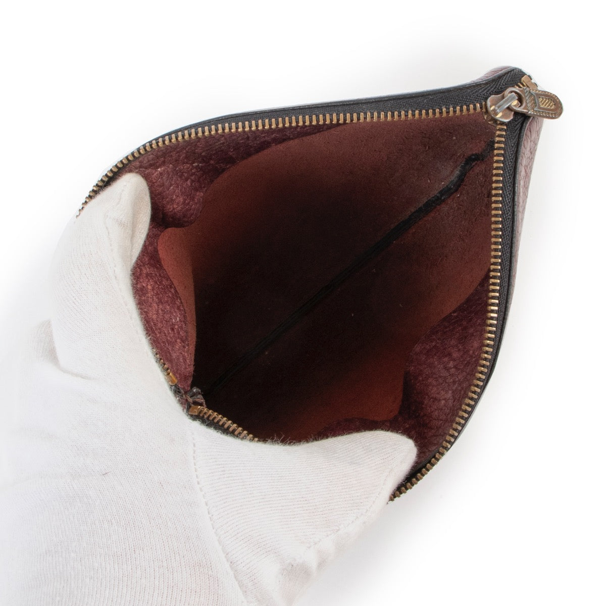 Shop safe online at Labellov in Antwerp this 100% authentic second hand Delvaux Aubergine Leather Pouch