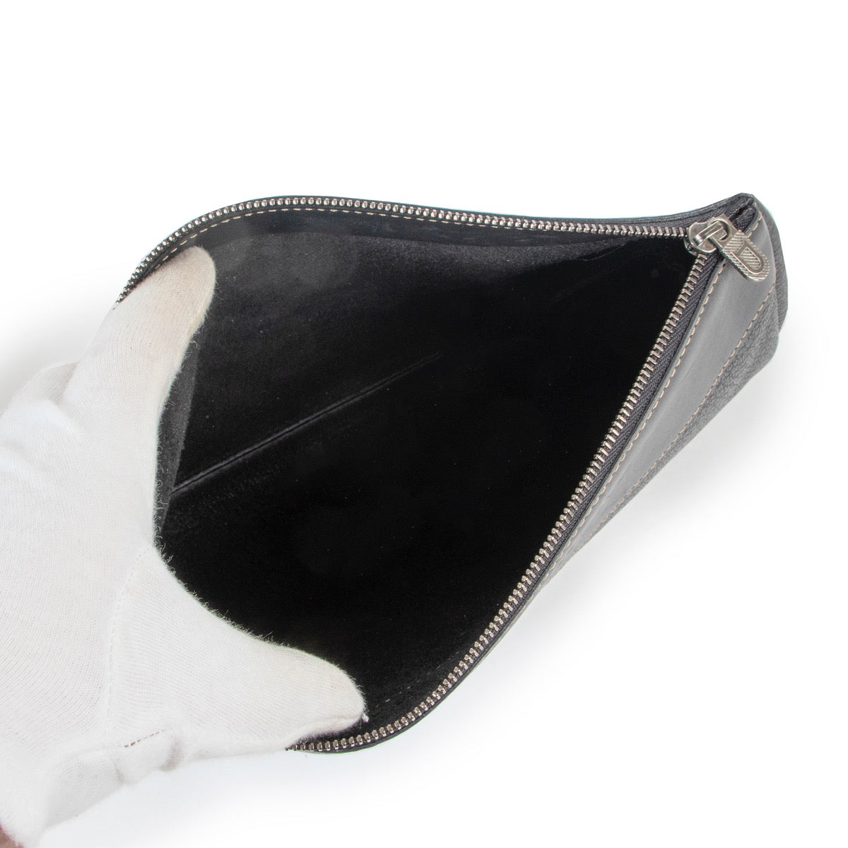 Shop safe online at Labellov in Antwerp this 100% authentic second hand Deux De Delvaux Black Clutch