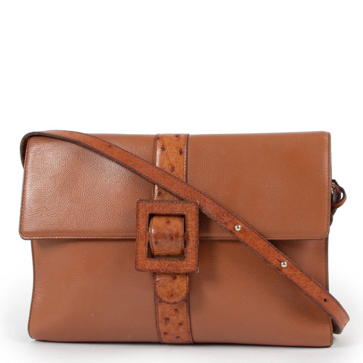 Shop safe online at Labellov in Antwerp this 100% authentic second hand Delvaux Cognac Leather Promesse Crossbody Bag in very good condition.