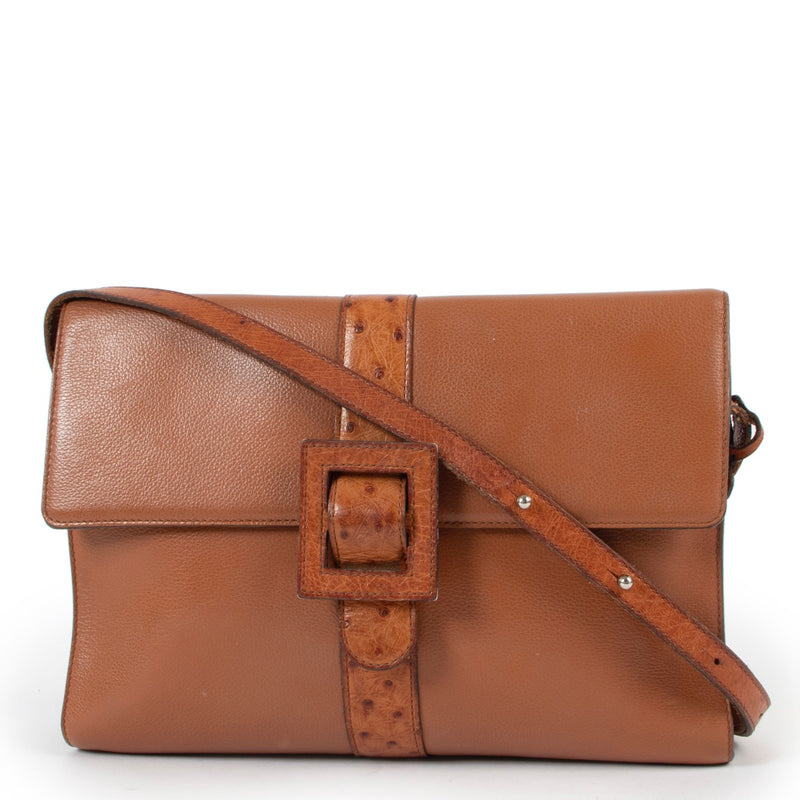 Shop safe online at Labellov in Antwerp this 100% authentic second hand Delvaux Cognac Leather Promesse Crossbody Bag in very good condition.