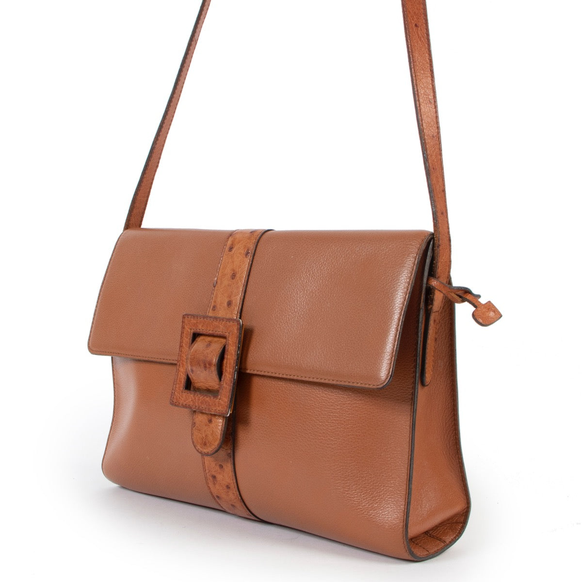 Shop safe online at Labellov in Antwerp this 100% authentic second hand Delvaux Cognac Leather Promesse Crossbody Bag in very good condition.
