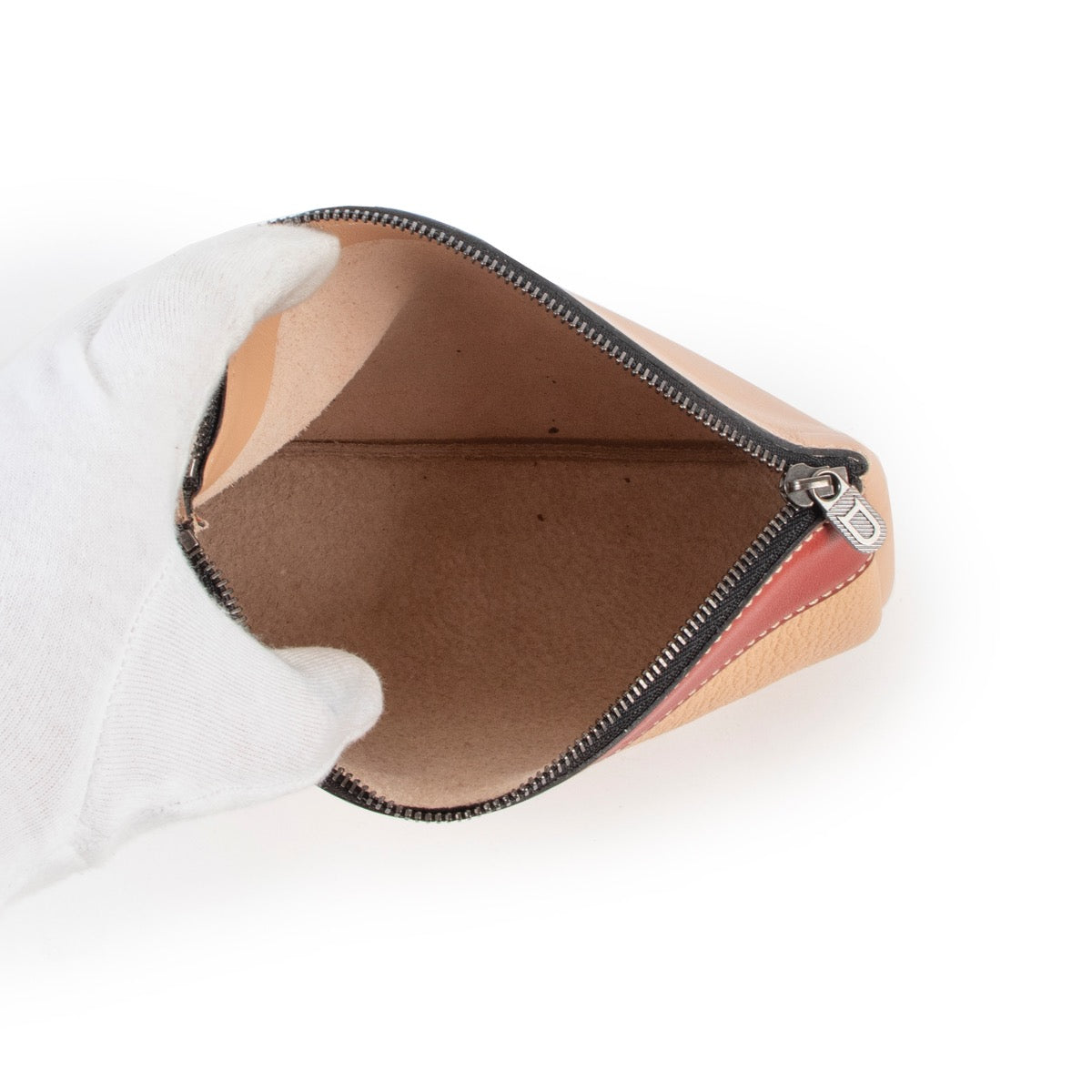 Shop safe online at Labellov in Antwerp this 100% authentic second hand Deux De Delvaux Nude Clutch