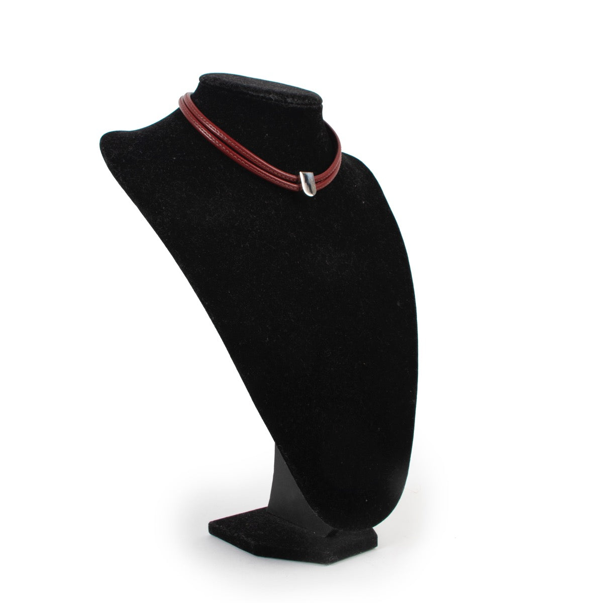 Shop safe online at Labellov in Antwerp this 100% authentic second hand Delvaux Burgundy Leather Necklace