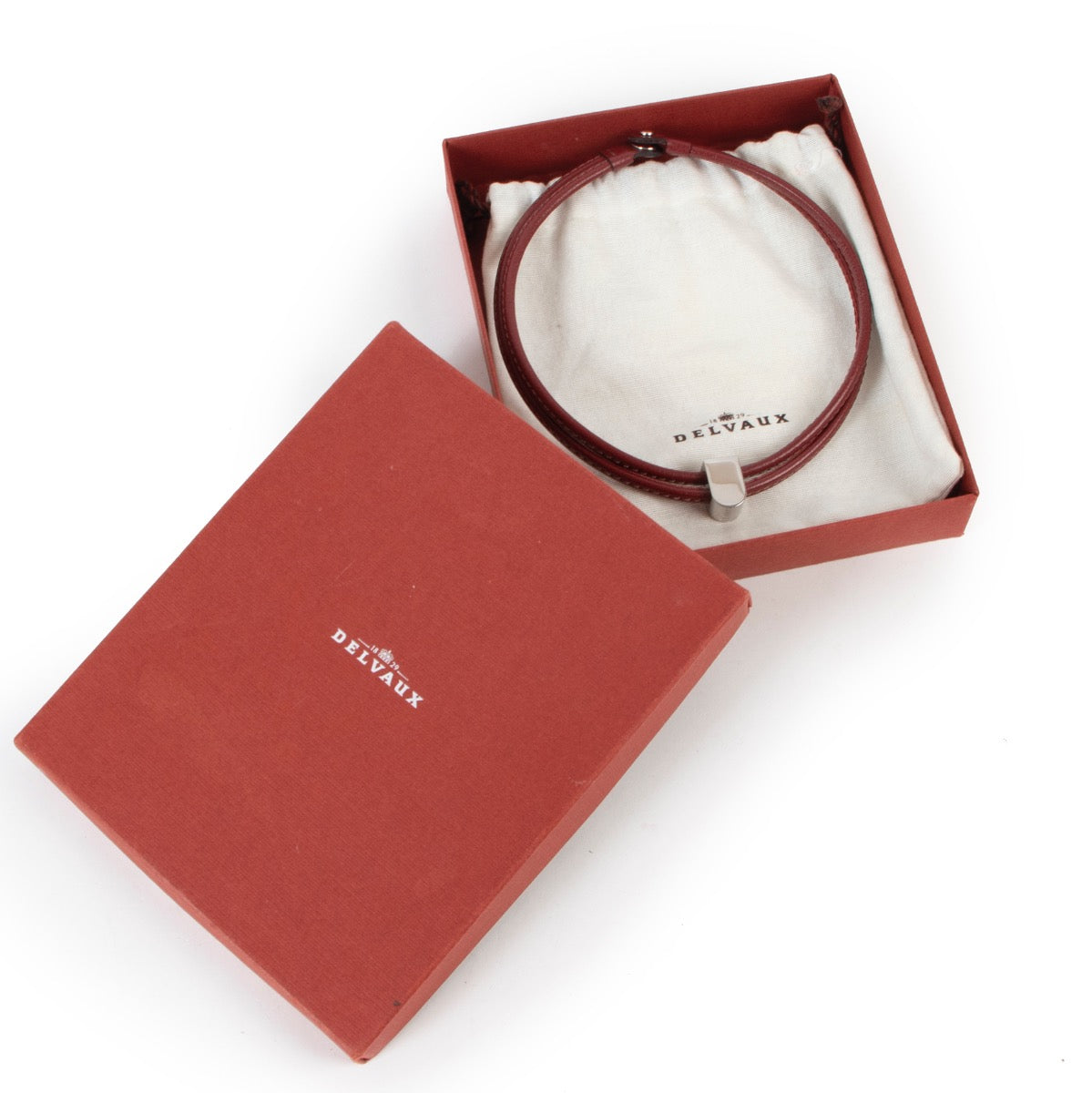 Shop safe online at Labellov in Antwerp this 100% authentic second hand Delvaux Burgundy Leather Necklace