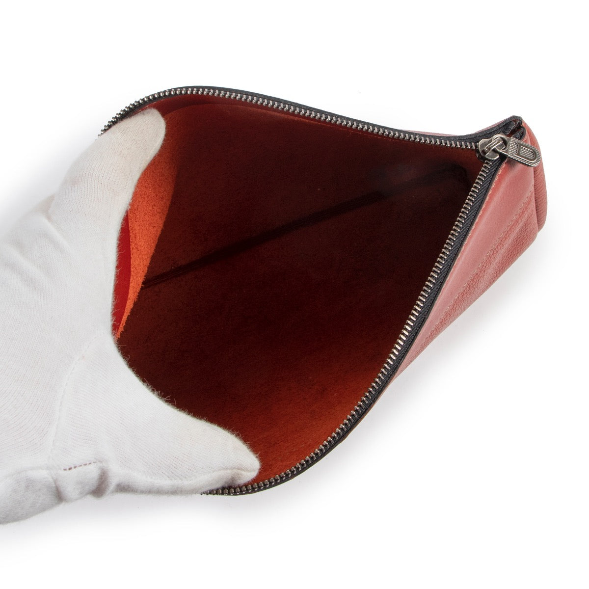 Shop safe online at Labellov in Antwerp this 100% authentic second hand Deux De Delvaux Red Clutch