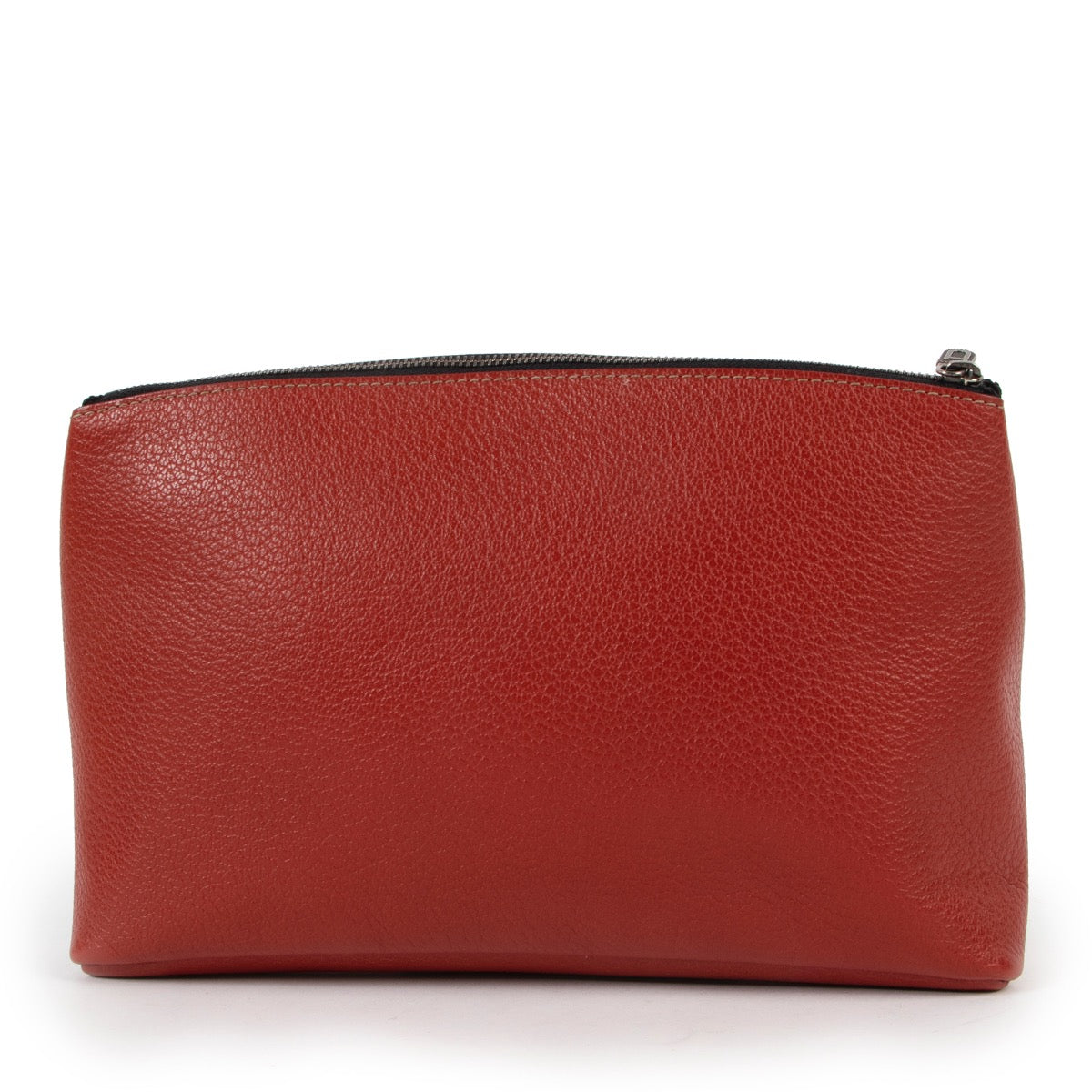 Shop safe online at Labellov in Antwerp this 100% authentic second hand Deux De Delvaux Red Clutch