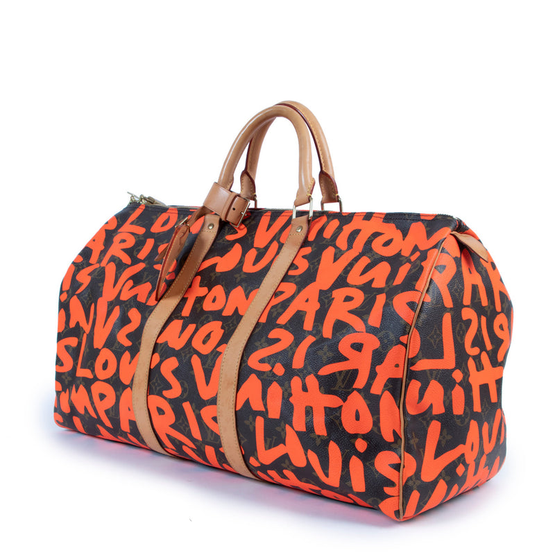 Louis Vuitton Stephen Sprouse Orange Graffiti Monogram Keepall 50 for the best price at Labellov secondhand luxury in Antwerp. We buy and sell your authentic designer bags for the best price.