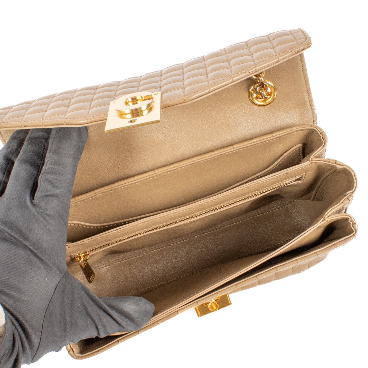 Shop safe online at Labellov in Antwerp Brussels and Knokke this 100% authentic second hand Celine Beige Quilted Leather Medium C Bag. Veilig online tweedehands authentieke Celine Beige Quilted Leather Medium C handtas kopen bij Labellov.