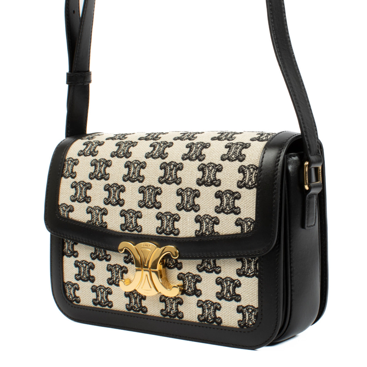 Celine Black Canvas Classique Triomphe Bag vfor the best price at Labellov secondhand luxury in Antwerp and Knokke. Wij kopen en verkopen steeds aan de beste prijs bij Labellov.