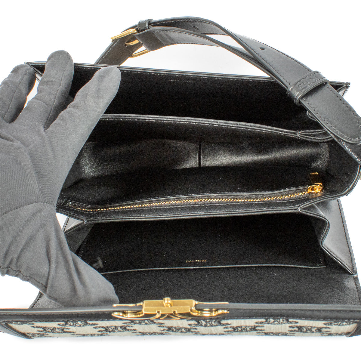Celine Black Canvas Classique Triomphe Bag vfor the best price at Labellov secondhand luxury in Antwerp and Knokke. Wij kopen en verkopen steeds aan de beste prijs bij Labellov.