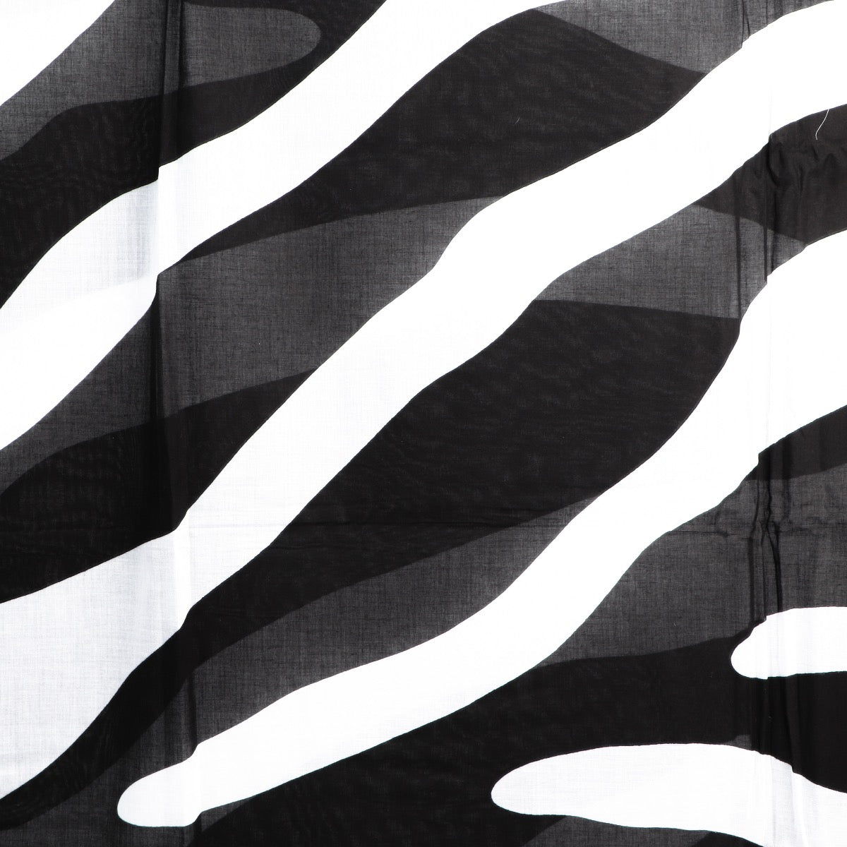 Shop safe online at Labellov in Antwerp this 100% authentic Hermès Black and White Cotton Pareo