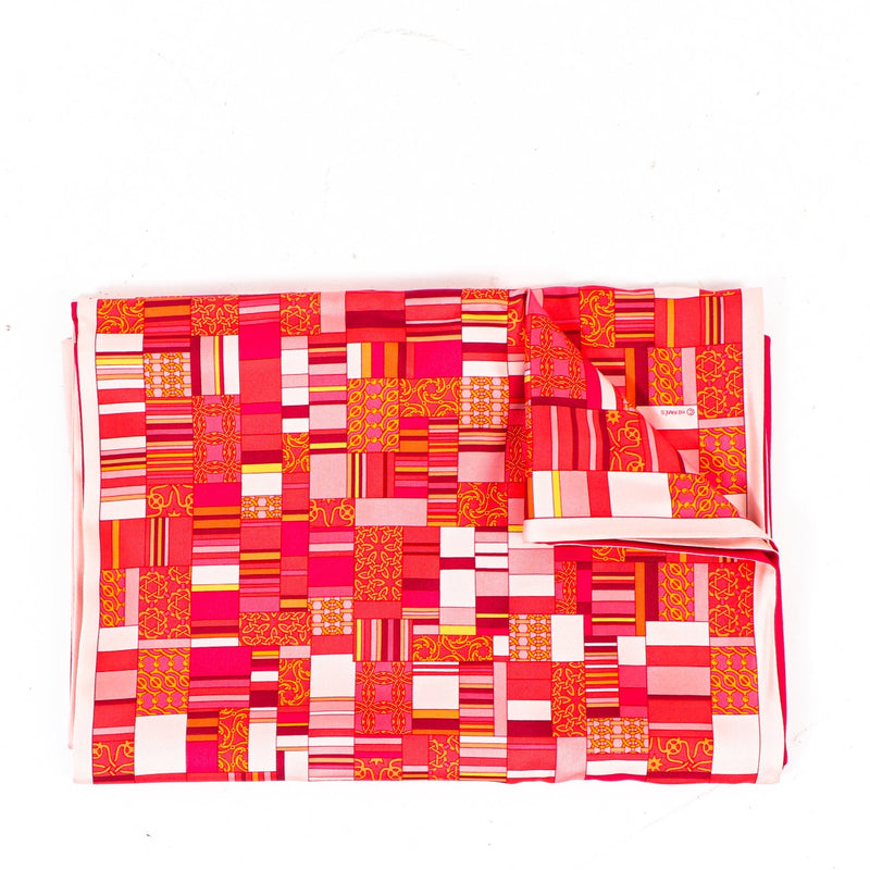 Shop safe online at Labellov in Antwerp this 100% authentic second hand Hermès Pink Silk Scarf