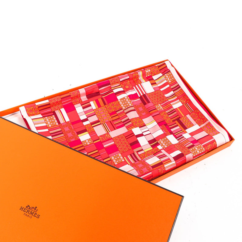 Shop safe online at Labellov in Antwerp this 100% authentic second hand Hermès Pink Silk Scarf