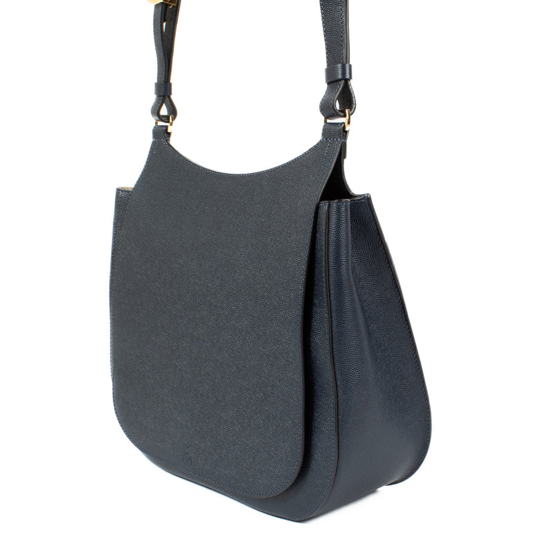 Shop safe online at Labellov in Antwerp, Brussels and Knokke this 100% authentic second hand The Row Blue Leather Haunting 11 Saddle Bag. Veilig online tweedehands authentieke The Row Blue Leather Haunting 11 Saddle handtas kopen bij Labellov.