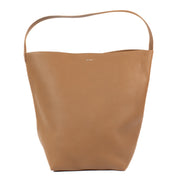 Shop safe online at Labellov in Antwerp, Brussels and Knokke this 100% authentic second hand The Row Camel N/S Park Large Tote. Veilig online tweedehands authentieke The Row Camel N/S Park Large Tote handtas kopen bij Labellov.