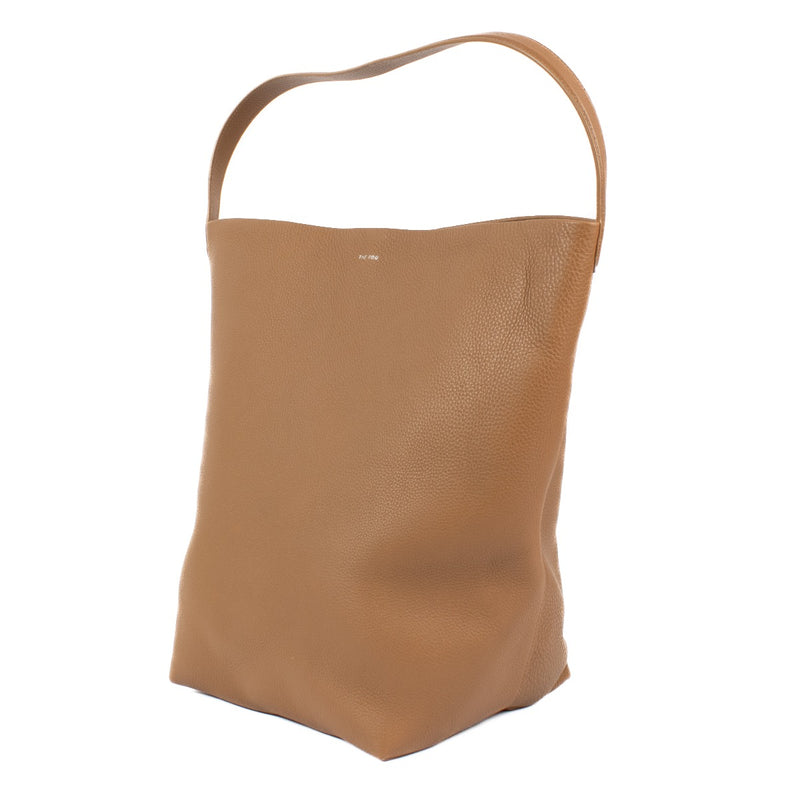 Shop safe online at Labellov in Antwerp, Brussels and Knokke this 100% authentic second hand The Row Camel N/S Park Large Tote. Veilig online tweedehands authentieke The Row Camel N/S Park Large Tote handtas kopen bij Labellov.