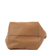 Shop safe online at Labellov in Antwerp, Brussels and Knokke this 100% authentic second hand The Row Camel N/S Park Large Tote. Veilig online tweedehands authentieke The Row Camel N/S Park Large Tote handtas kopen bij Labellov.