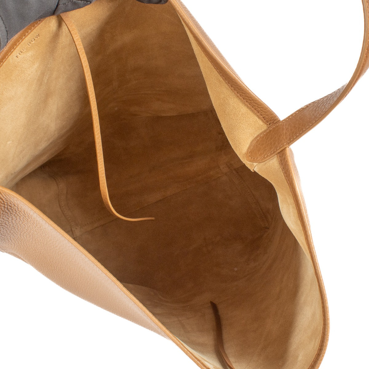 Shop safe online at Labellov in Antwerp, Brussels and Knokke this 100% authentic second hand The Row Camel N/S Park Large Tote. Veilig online tweedehands authentieke The Row Camel N/S Park Large Tote handtas kopen bij Labellov.