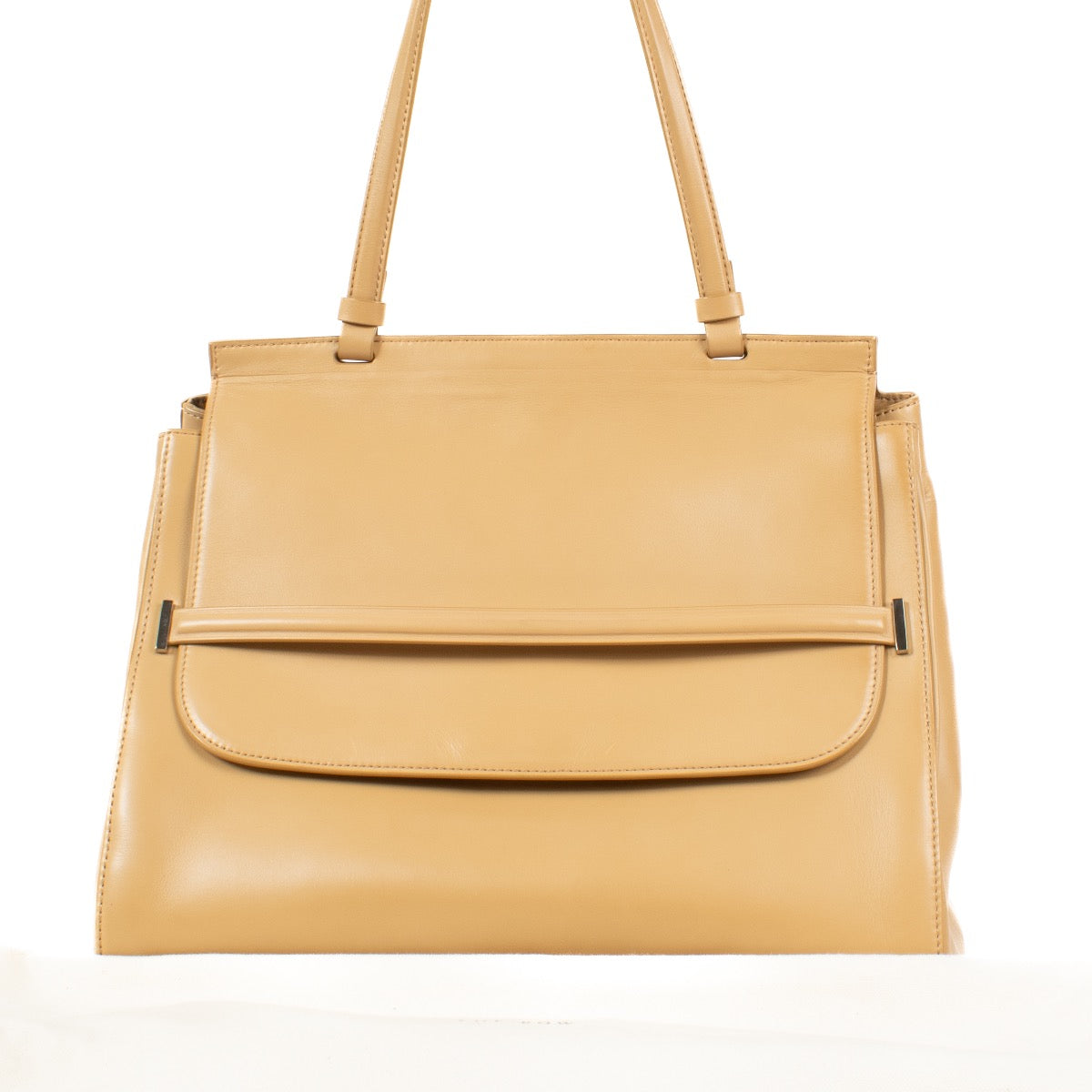 Shop safe online at Labellov in Antwerp, Brussels and Knokke this 100% authentic second hand The Row Beige Side By Top Handle Bag. Veilig online tweedehands authentieke The Row 14 Beige Leather Top Handle Bag handtas kopen bij Labellov.