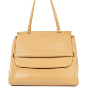 Shop safe online at Labellov in Antwerp, Brussels and Knokke this 100% authentic second hand The Row Beige Side By Top Handle Bag. Veilig online tweedehands authentieke The Row 14 Beige Leather Top Handle Bag handtas kopen bij Labellov.
