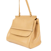 Shop safe online at Labellov in Antwerp, Brussels and Knokke this 100% authentic second hand The Row Beige Side By Top Handle Bag. Veilig online tweedehands authentieke The Row 14 Beige Leather Top Handle Bag handtas kopen bij Labellov.