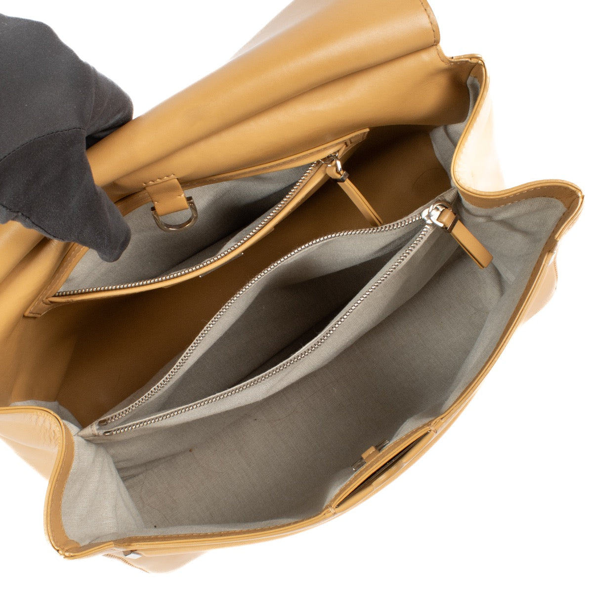 Shop safe online at Labellov in Antwerp, Brussels and Knokke this 100% authentic second hand The Row Beige Side By Top Handle Bag. Veilig online tweedehands authentieke The Row 14 Beige Leather Top Handle Bag handtas kopen bij Labellov.