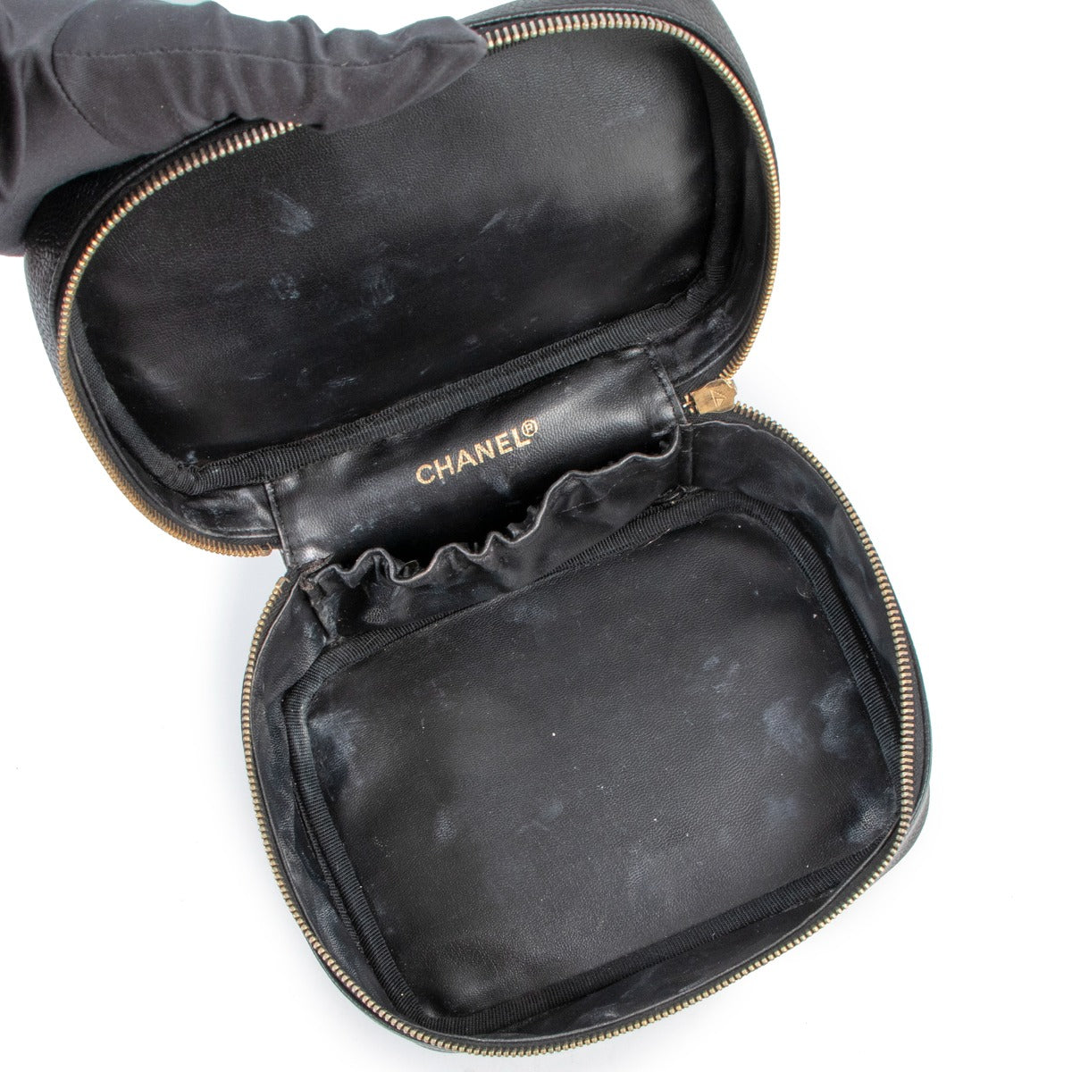 Sac cosmétique Chanel Vintage CC en cuir de caviar noir