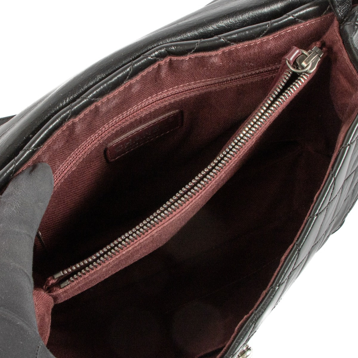 Sac à rabat Chanel en cuir de veau glacé noir