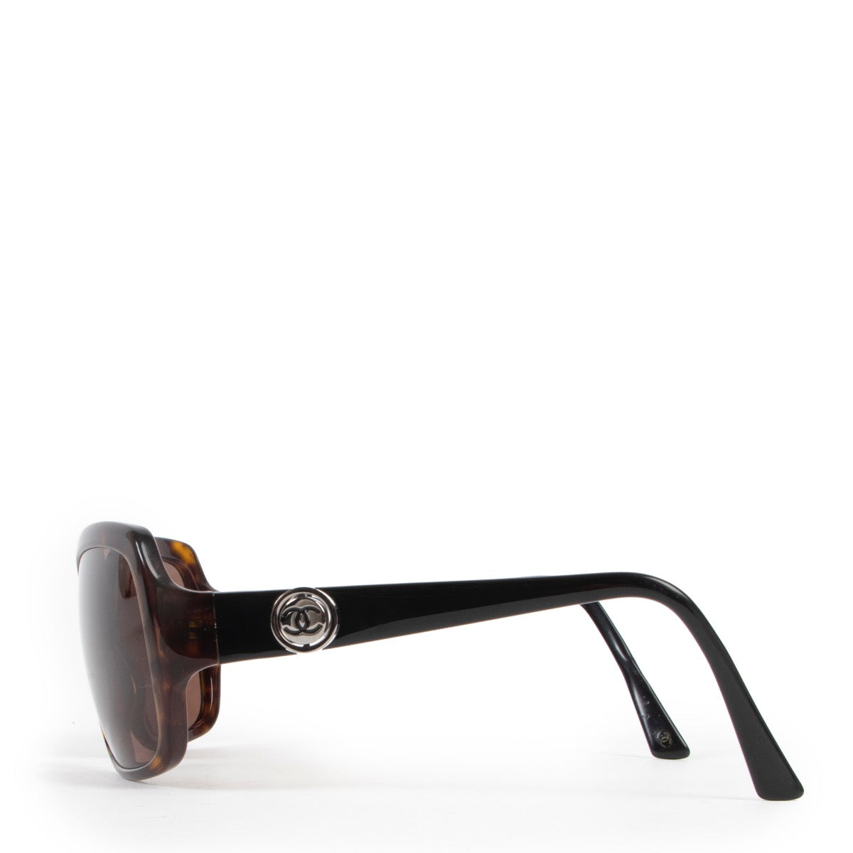 Buy an authentic second hand pair of Chanel brown sunglasses in very good condition at Labellov
