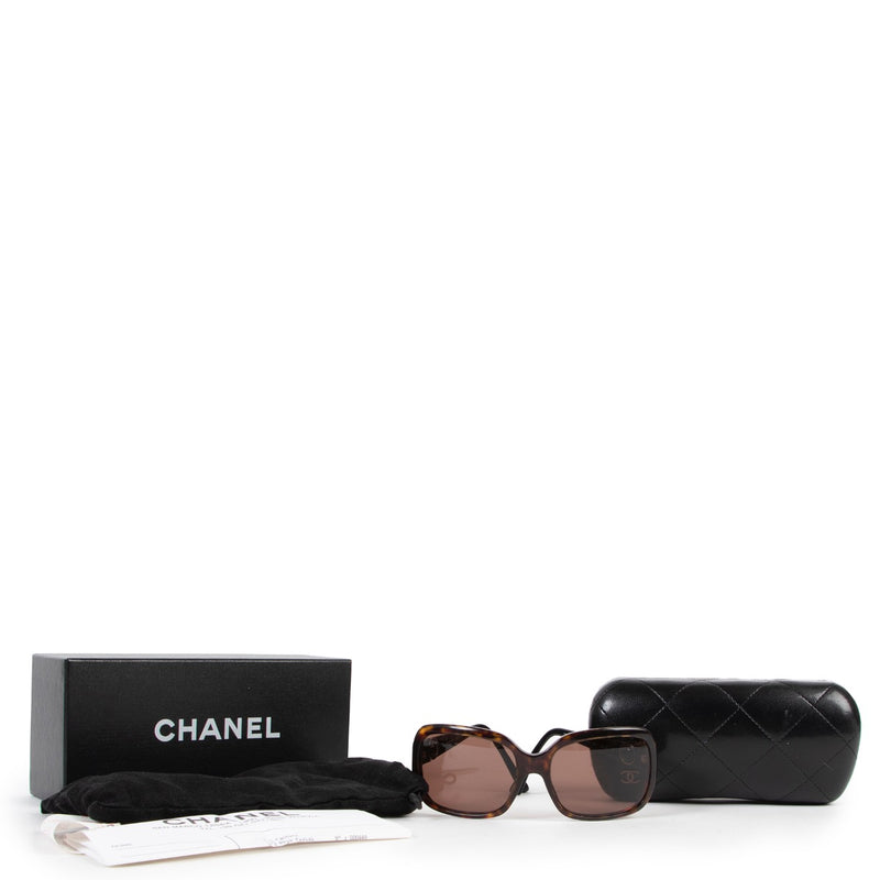 Buy an authentic second hand pair of Chanel brown sunglasses in very good condition at Labellov