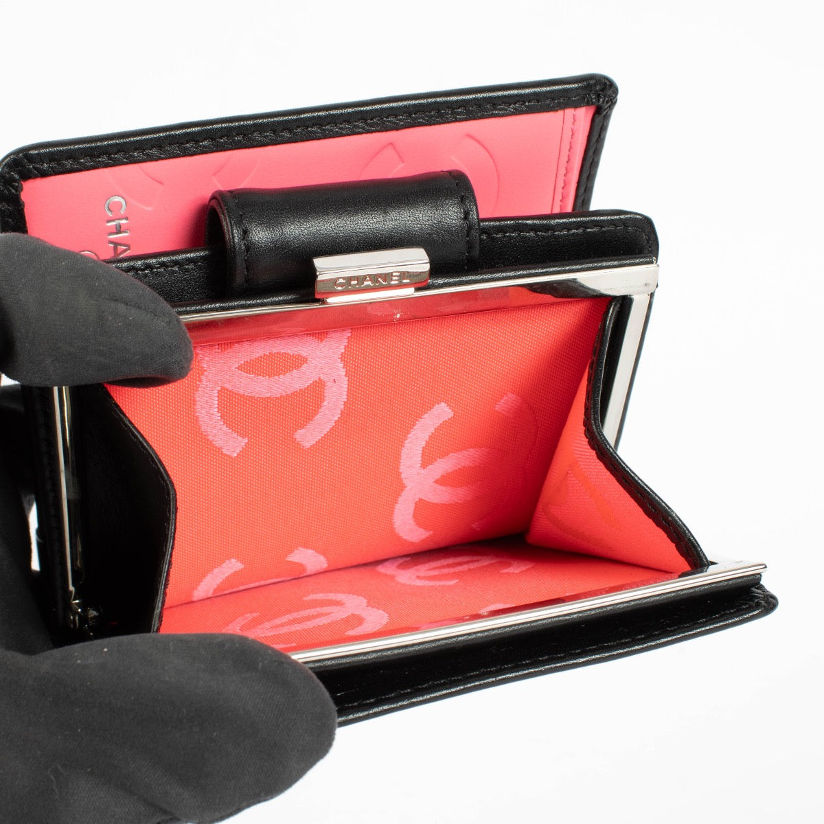 Shop the authentic Chanel Ligne Cambon Wallet second hand on Labellov.com.