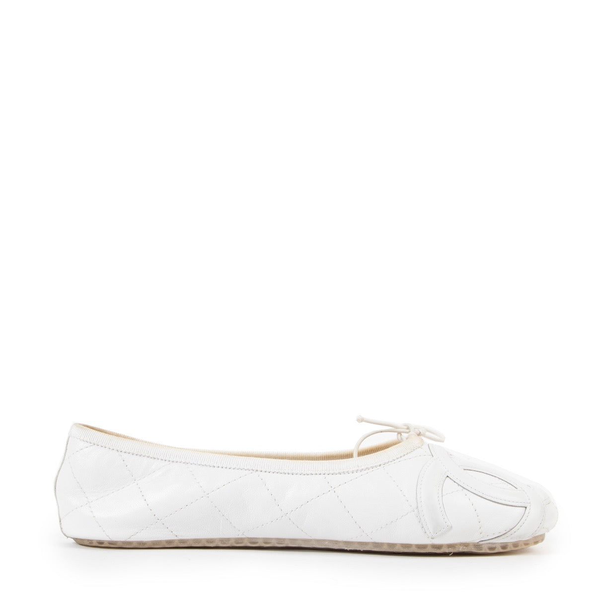 Shop safe online at Labellov in Antwerp this 100% authentic second hand Chanel White Quilted Leather Ballerina Flats - Size 36