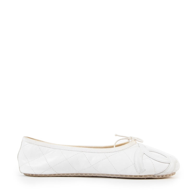 Shop safe online at Labellov in Antwerp this 100% authentic second hand Chanel White Quilted Leather Ballerina Flats - Size 36