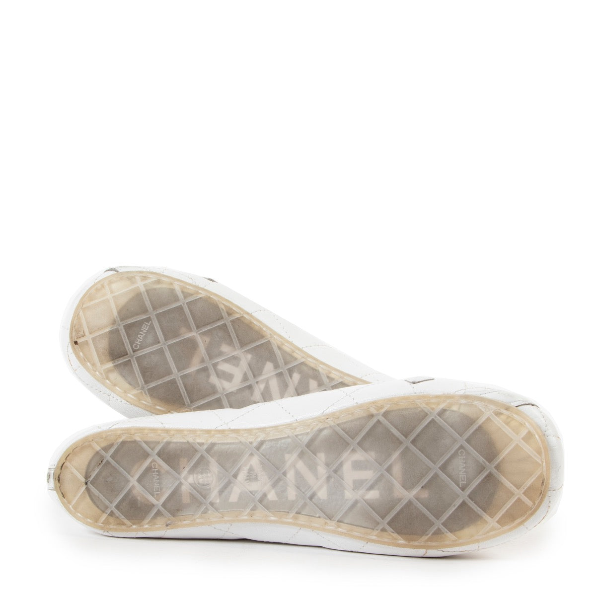 Shop safe online at Labellov in Antwerp this 100% authentic second hand Chanel White Quilted Leather Ballerina Flats - Size 36