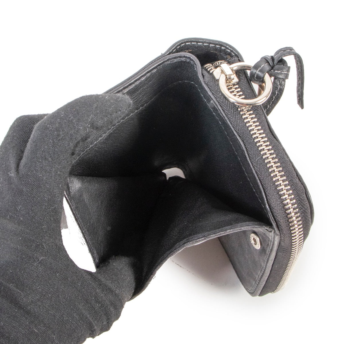 Shop safe online at Labellov in Antwerp this 100% authentic second hand Chloé Black Leather Wallet
