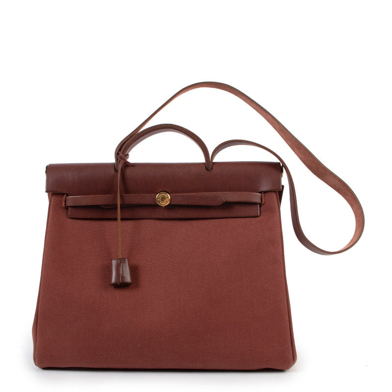 Shop safe online at Labellov in Antwerp this 100% authentic second hand Hermès Burgundy and Beige Retourne Top Handle Herbag