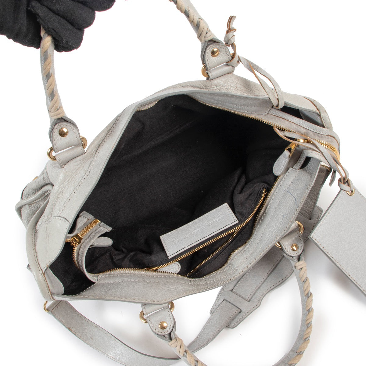 Shop safe online at Labellov in Antwerp this 100% authentic second hand Balenciaga City Gris Glacé Shoulder Bag in very good condition.