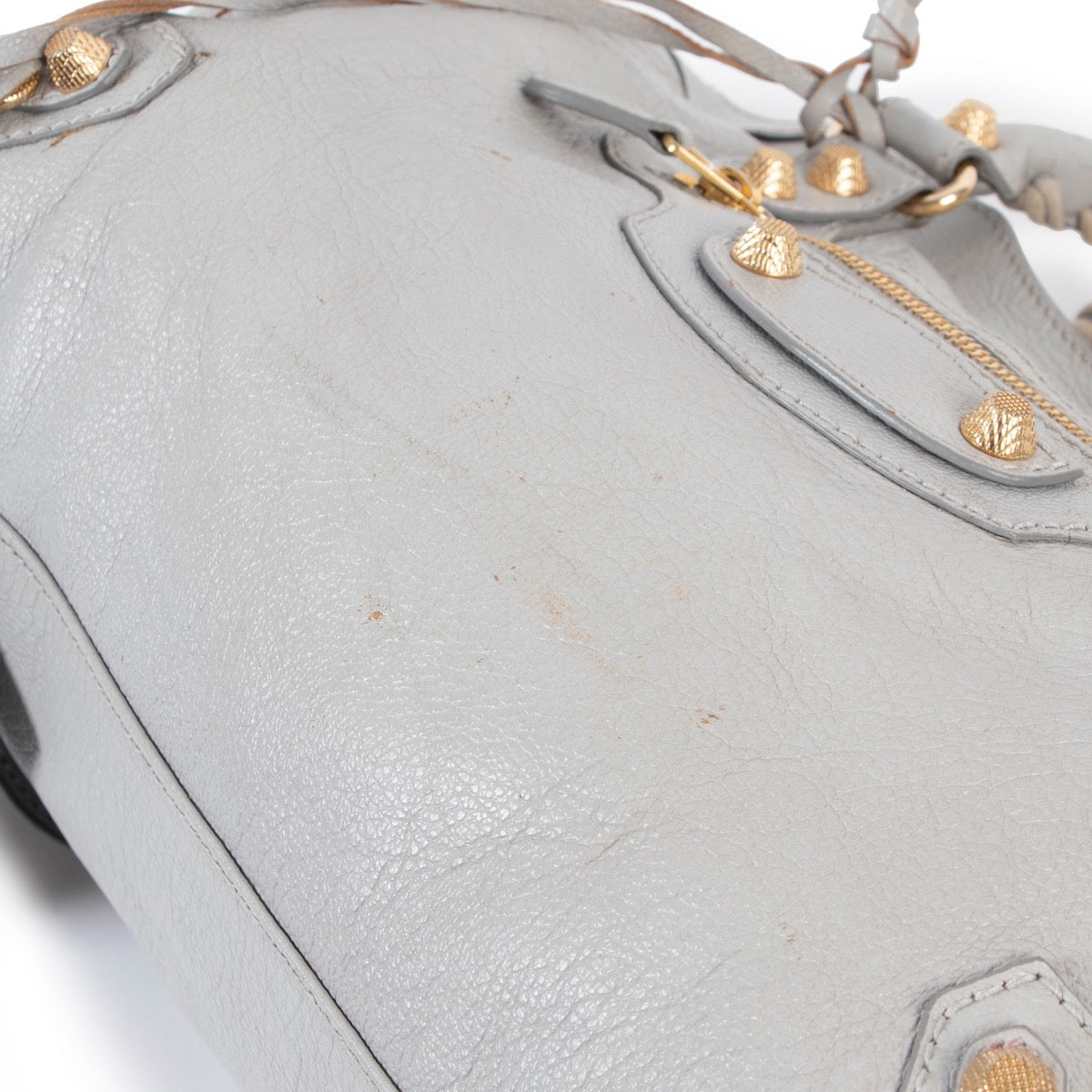 Shop safe online at Labellov in Antwerp this 100% authentic second hand Balenciaga City Gris Glacé Shoulder Bag in very good condition.