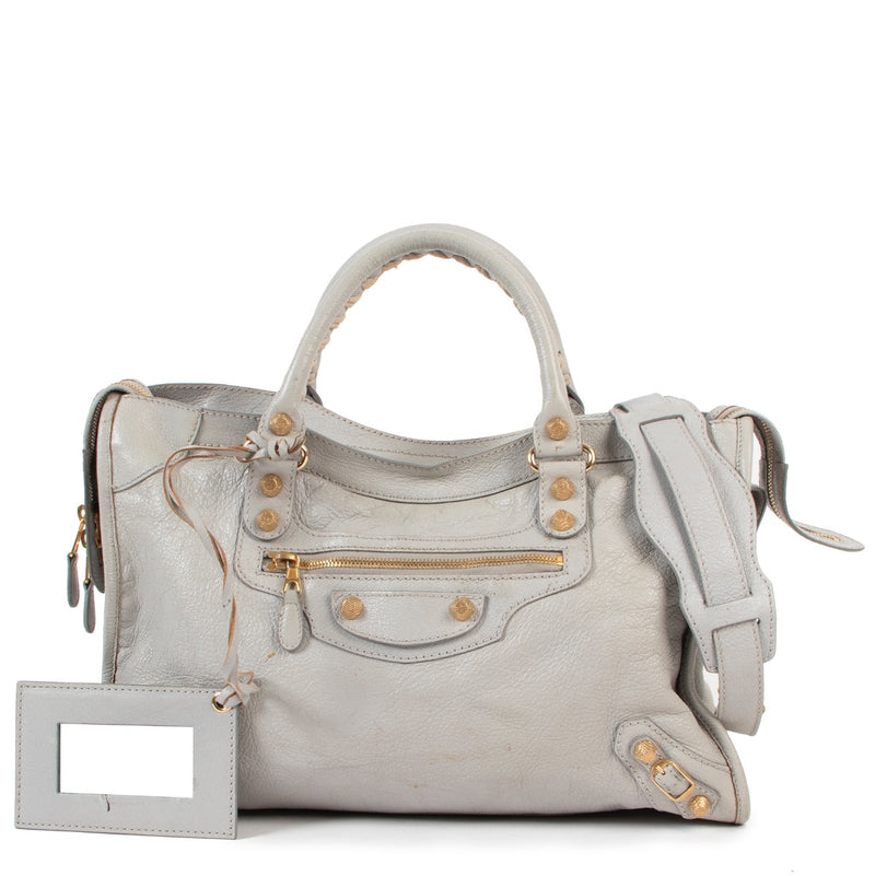 Shop safe online at Labellov in Antwerp this 100% authentic second hand Balenciaga City Gris Glacé Shoulder Bag in very good condition.