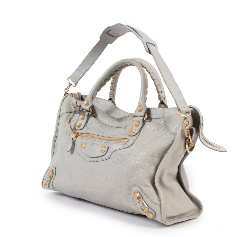 Shop safe online at Labellov in Antwerp this 100% authentic second hand Balenciaga City Gris Glacé Shoulder Bag in very good condition.