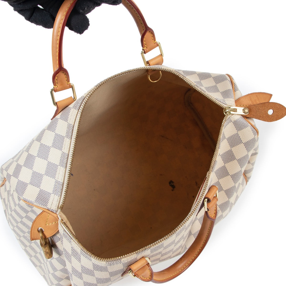 Shop safe online at Labellov in Antwerp this 100% authentic second hand Louis Vuitton Damier Azur Speedy 35 in very good condition.