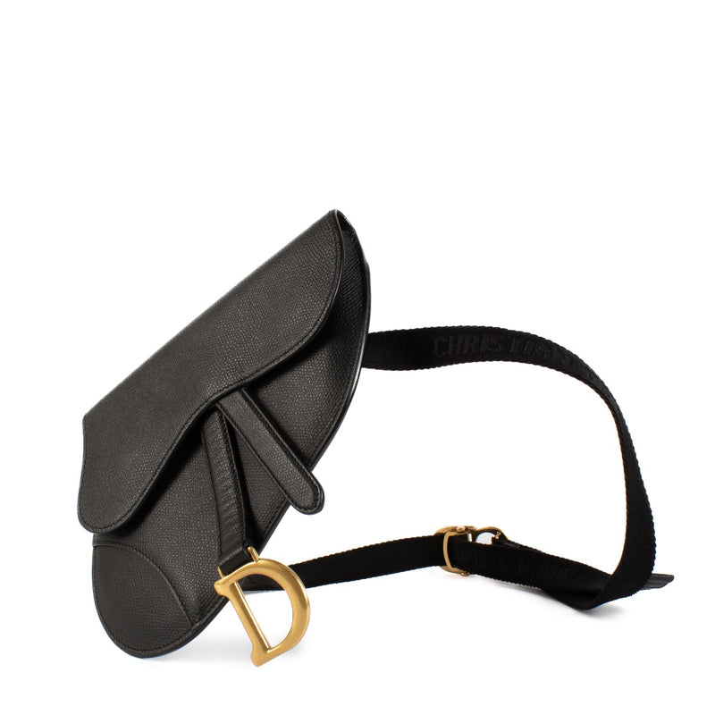 Shop safe online at Labellov in Antwerp, Brussels and Knokke this 100% authentic second hand Christian Dior Black Saddle Pouch Belt Bag. Koop veilig online authentieke Christian Dior Black Saddle Pouch Belt Bag.