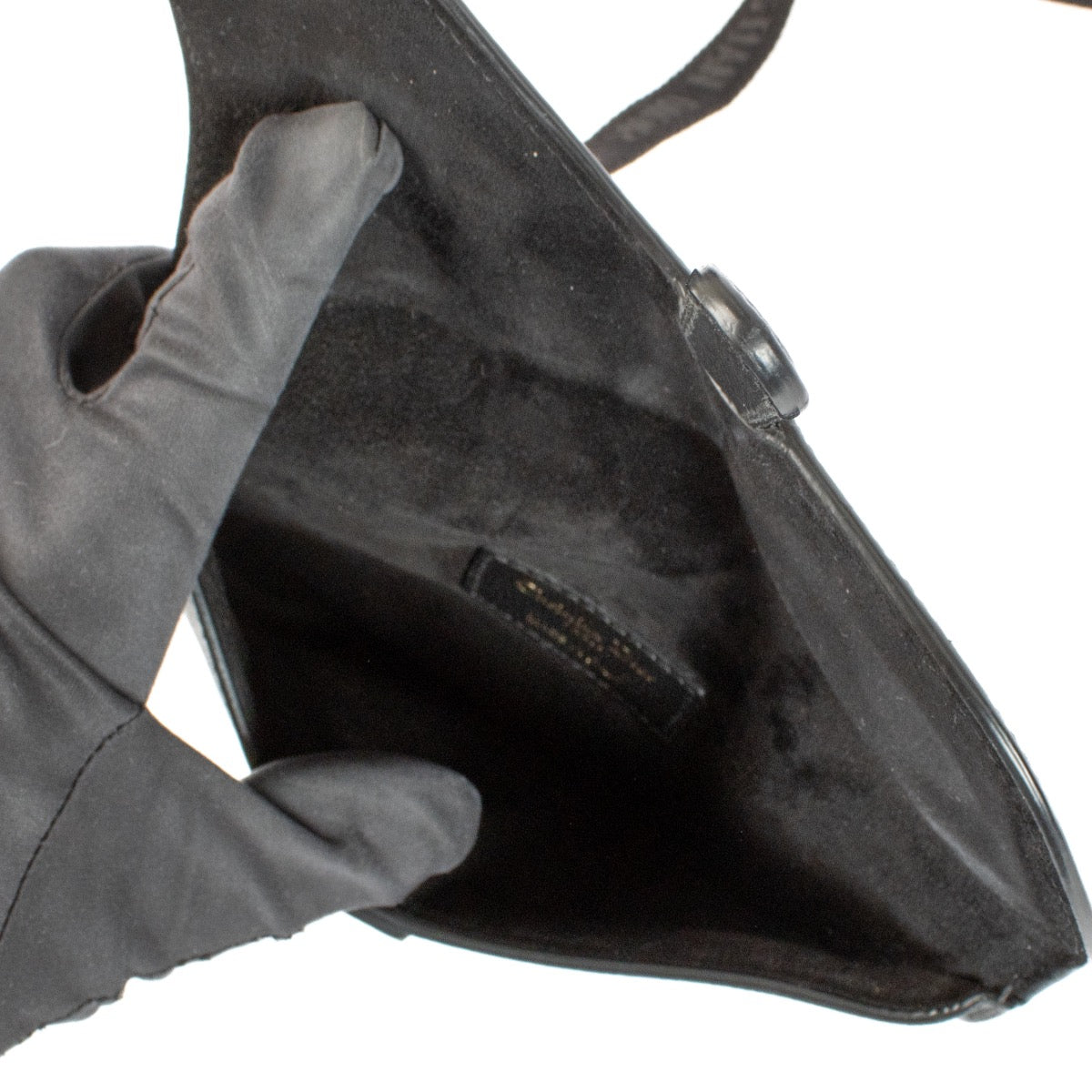 Shop safe online at Labellov in Antwerp, Brussels and Knokke this 100% authentic second hand Christian Dior Black Saddle Pouch Belt Bag. Koop veilig online authentieke Christian Dior Black Saddle Pouch Belt Bag.