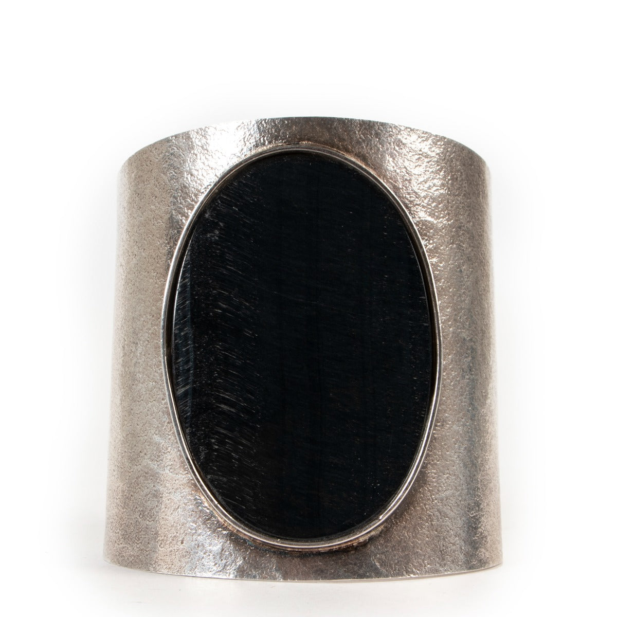 Shop Wouters & Hendrix pre-loved, authentic jewelry online at Labellov.