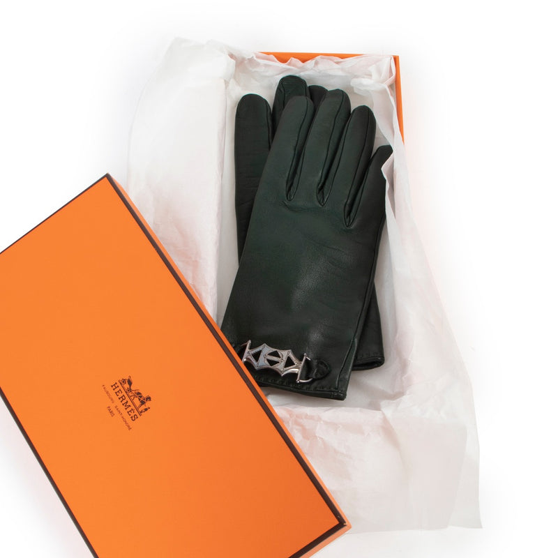 Buy an authentic pair of second hand Hermès Green Leather Gloves in very good condition at Labellov