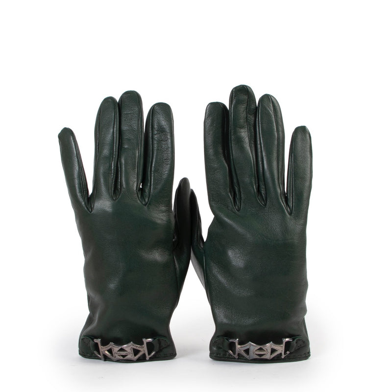 Buy an authentic pair of second hand Hermès Green Leather Gloves in very good condition at Labellov