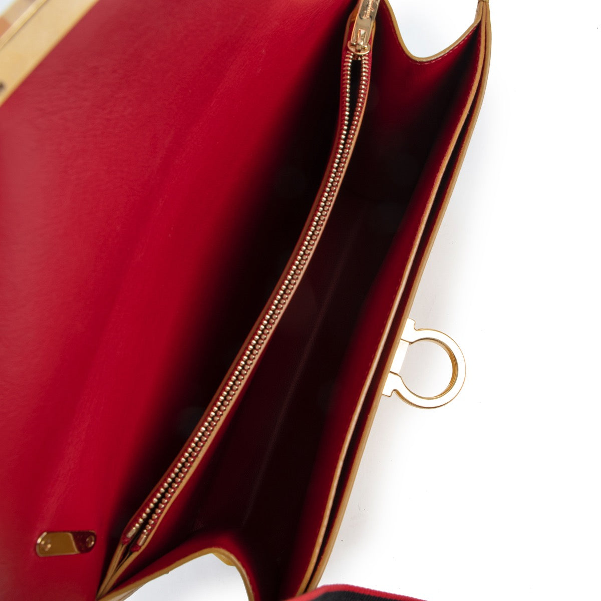 Shop safe online at Labellov in Antwerp this 100% authentic second hand Salvatore Ferragamo Mustard Crossbody