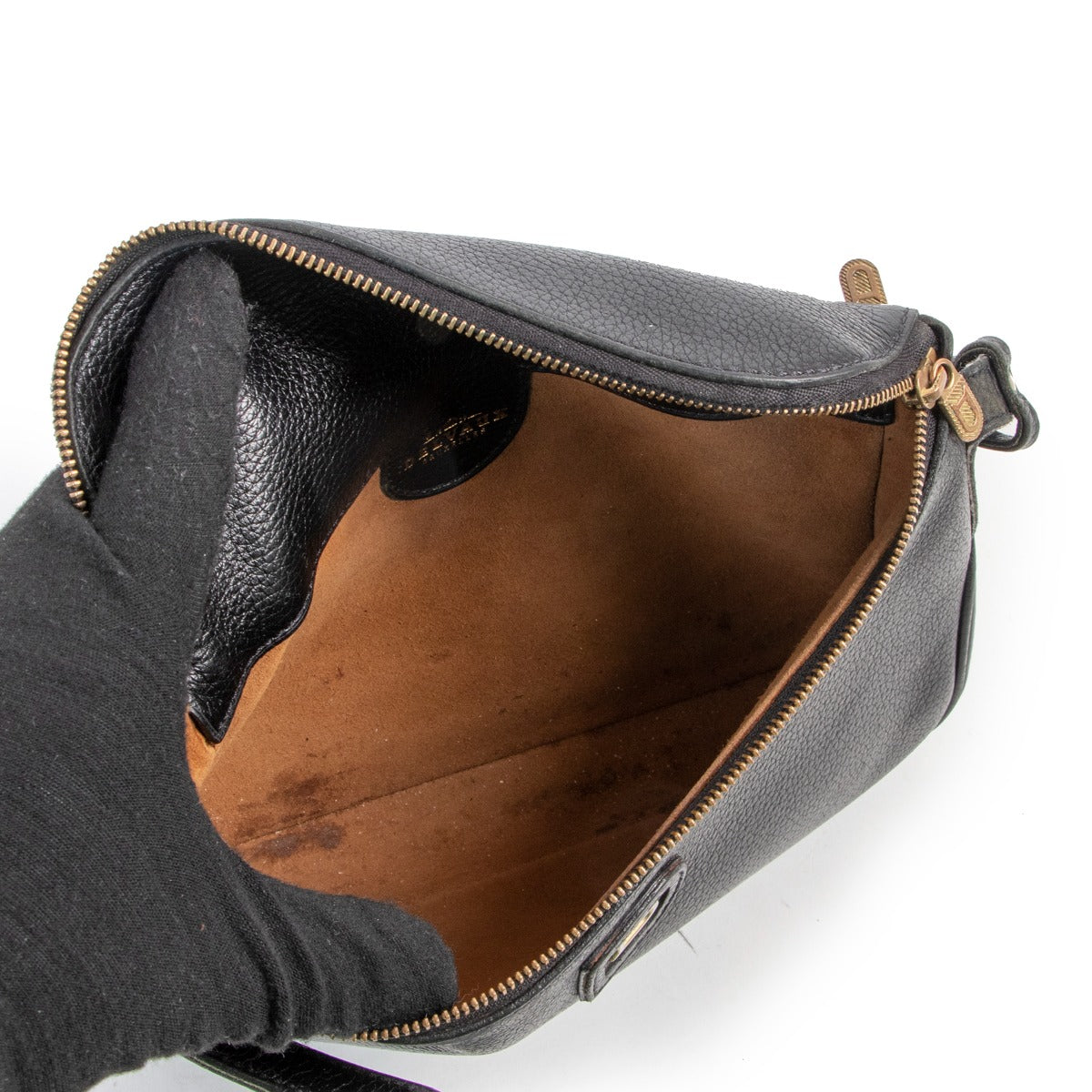 Finish your vintage look with our pre-loved Delvaux Crossbody bags, now at Labellov.