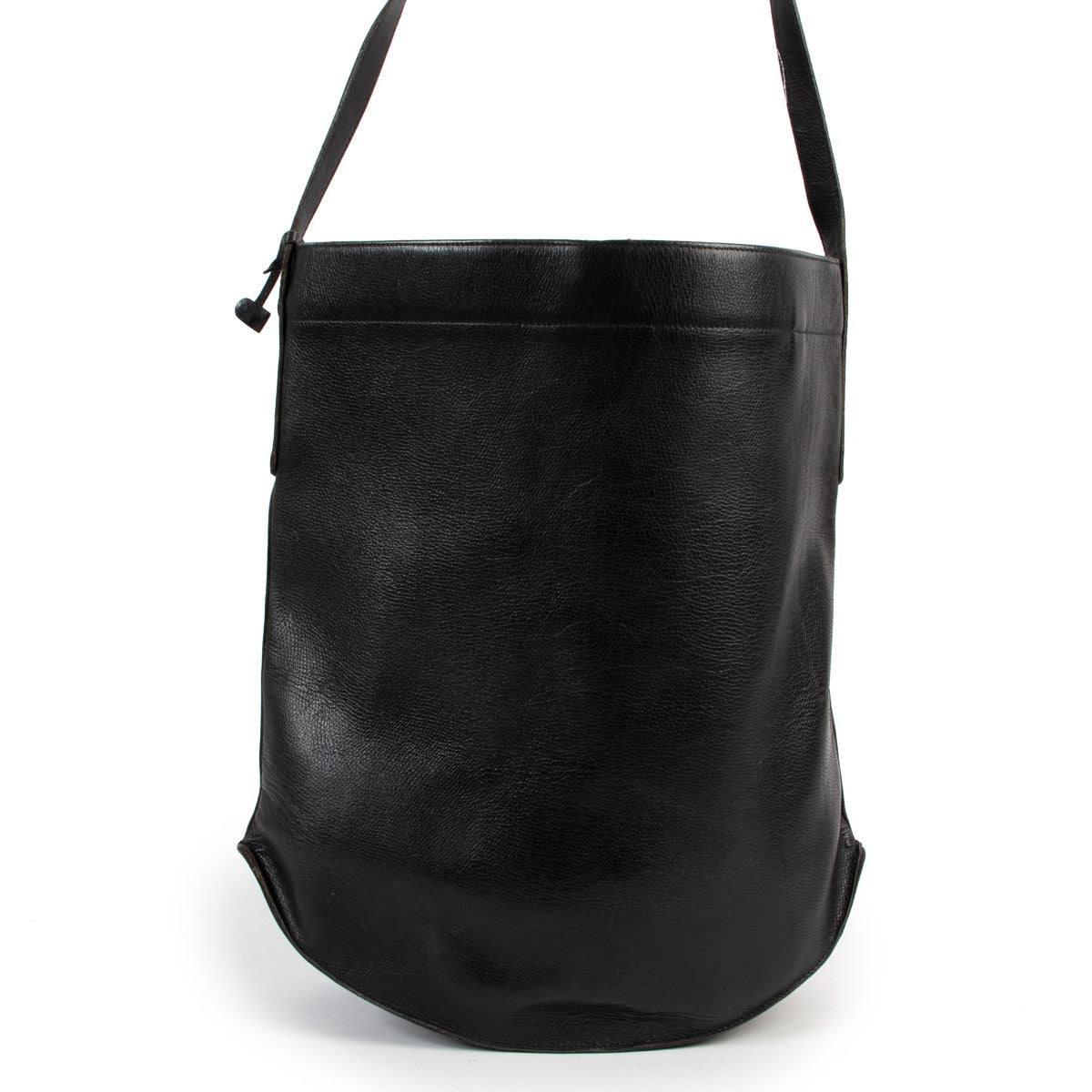 Shop now your favorite 100% authentic Delvaux bags, at Labellov.
